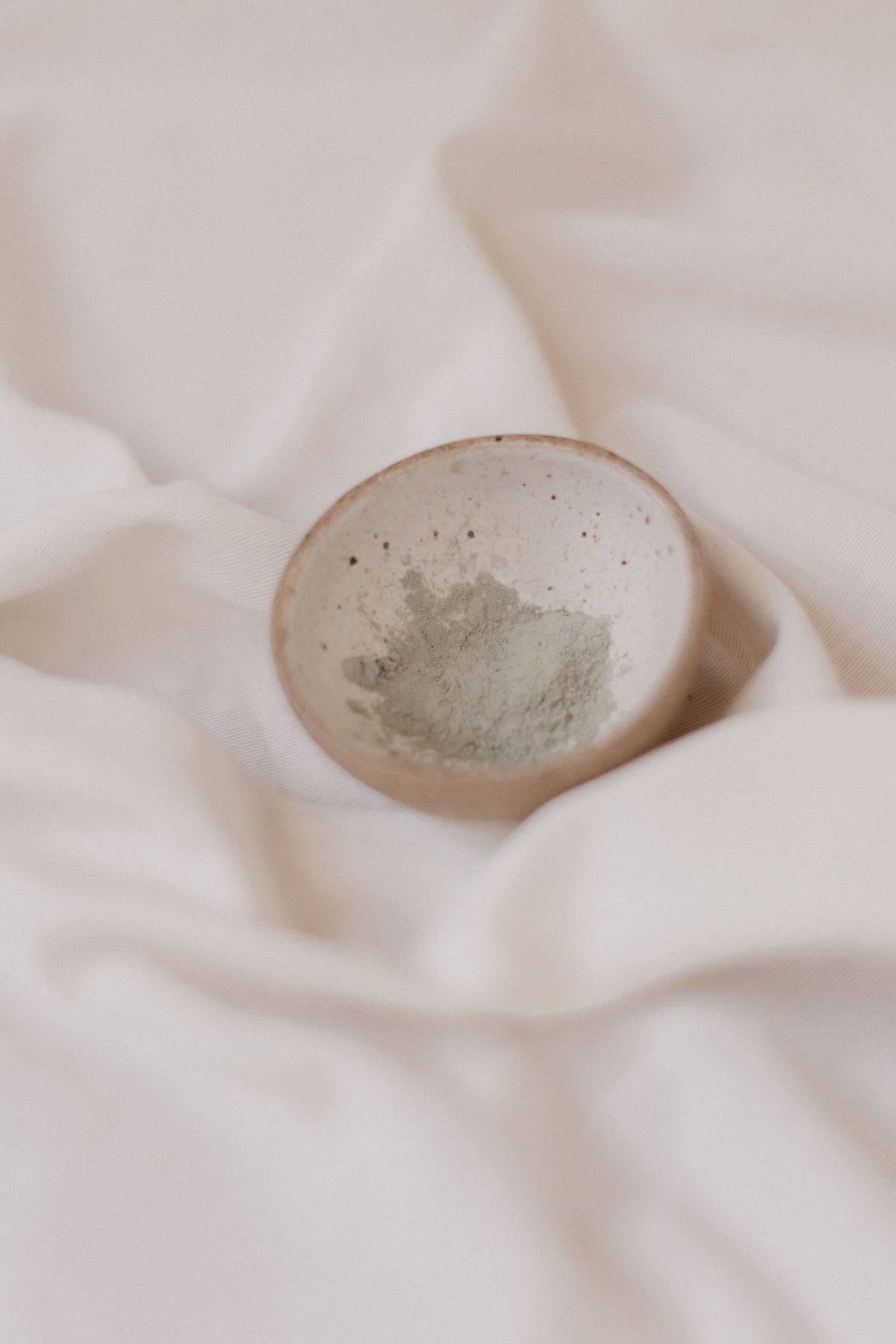 Exfolier une peau sensible : quelle méthode choisir et à quel rythme ?