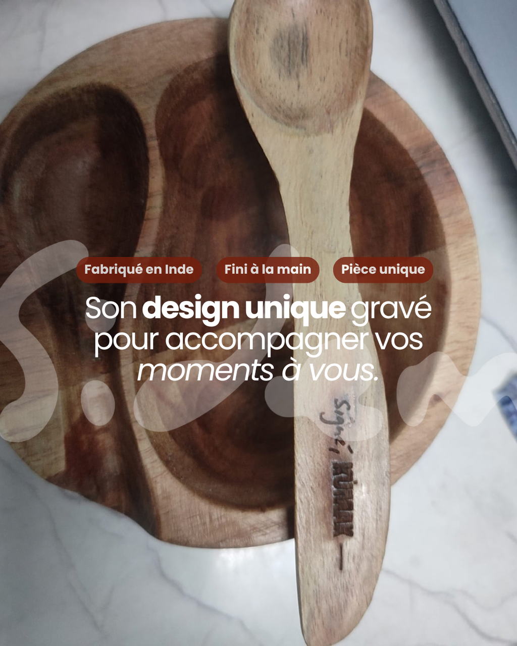 Bol et spatule en bois d'acacia gravée Signé Kùmak vus de dessus
