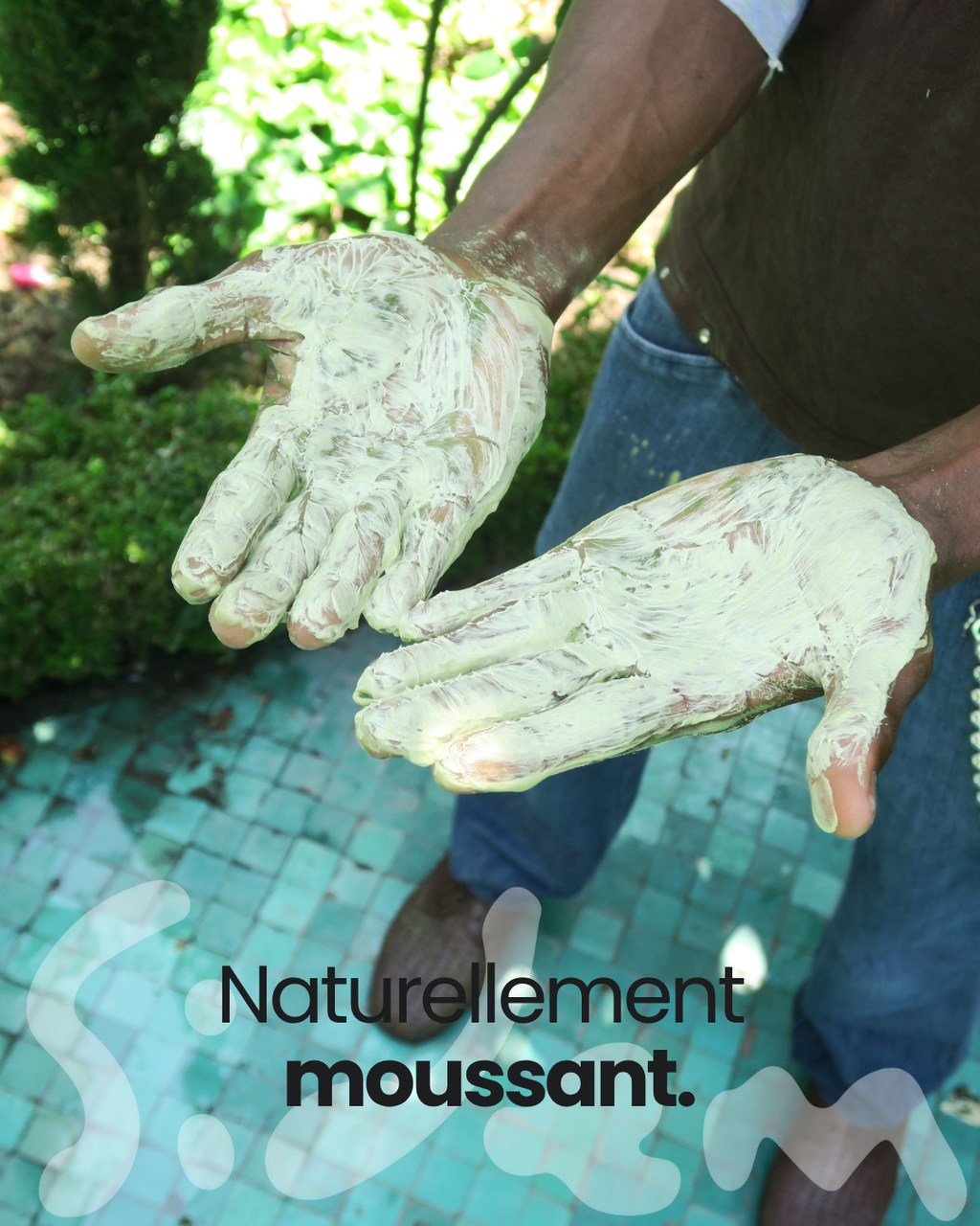 Mains couvertes de la mousse de la poudre moussante SIDEM