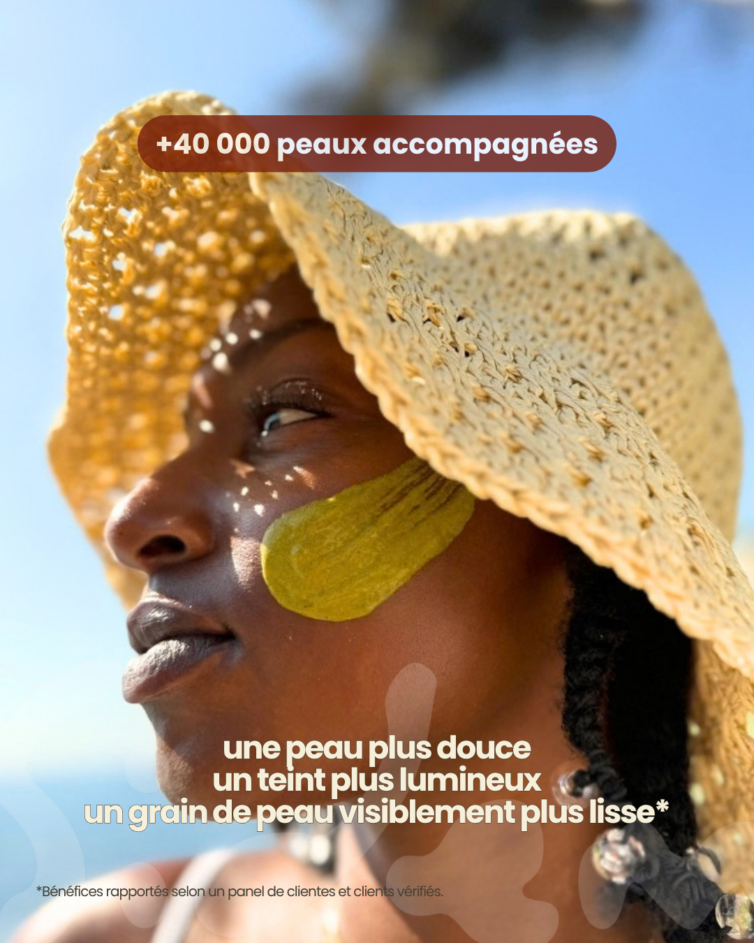 Masque SIDEM au jujubier sur la joue d'une femme au chapeau de paille